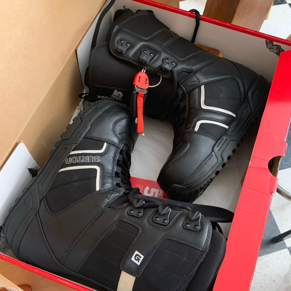 Snowboarding boots